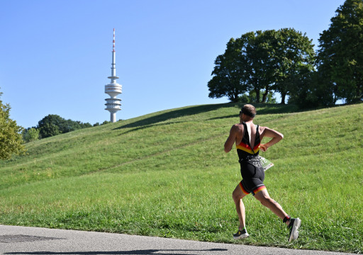 Mann läuft durch den Olympiapark