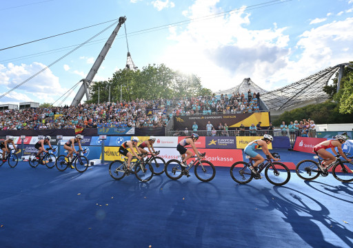 Gruppe Radfahrer fährt durch Olympiapark
