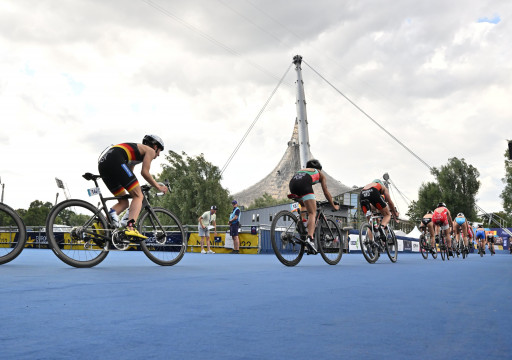 Radfahrer fahren am Olympiastadion vorbei